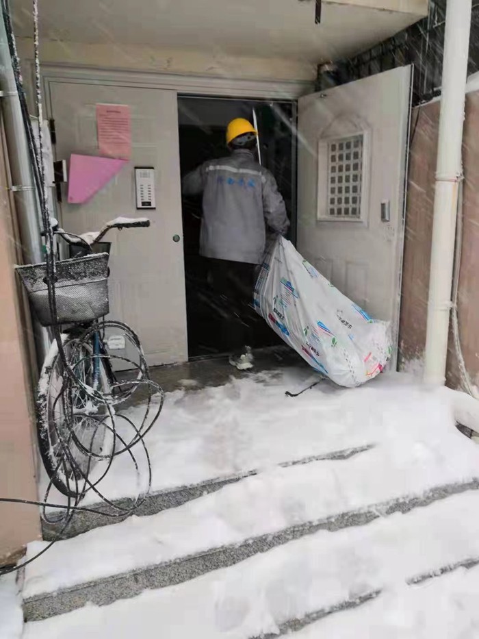 米乐m6顶风冒雪保供水 济南水务集团为管道加装保温棉_泉城新闻_大众网(图1)