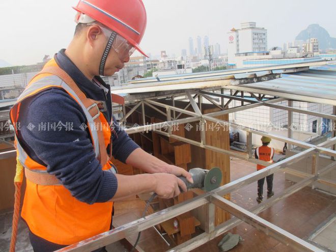 为防水隔热楼顶住户在房顶违规建了一个“休闲套间”规格还蛮高米乐m6(图1)