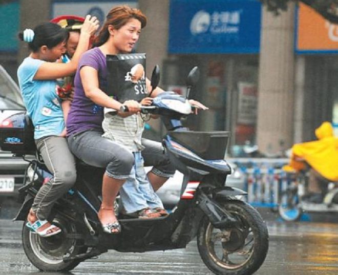 米乐m6夏季风吹日晒雨淋很“遭罪”电动车不允许使用遮阳伞？是对是错(图2)