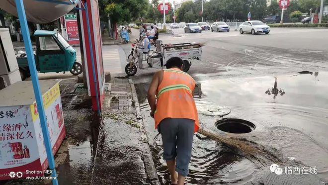 志愿岗遮阳棚囤水环卫工光脚清理忙米乐m6(图1)