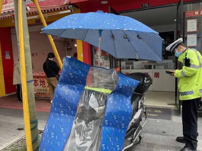 米乐m6电动自行车装雨棚拆！(图4)