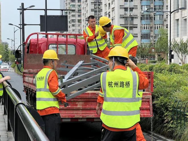 9博体育杭州人盼了两年的它回归！刚刚第一批正在安装(图1)