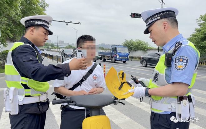 9博体育杭州开始抓了！骑白牌电动车上路、改装电池调速统统扣车罚款(图3)